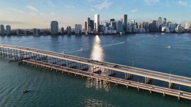 Florida 'daki Miami' deki William Powell Köprüsü. Manzaralı Yükseliş Binaları. Güzel Skyline. Büyük Şehir Manzarası. Florida 'daki William Powell Köprüsü. Şehir Plajı.