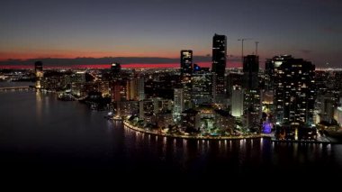 Miami Skyline, Florida 'da, ABD' de. Günbatımı Biscayne Körfezi. Aydınlatılmış şehir manzarası. Şehir merkezinde. Miami Skyline, Florida 'da, ABD' de. İnanılmaz Günbatımı Gökyüzü.