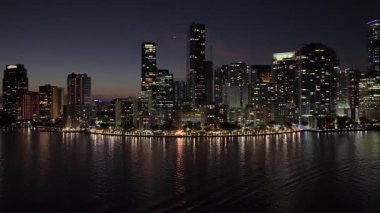 Miami 'deki Brickell Körfezi Amerika Birleşik Devletleri' nde. Aydınlanmış Şehir. Gece Şehir Manzarası. Şehir merkezinde. Miami 'deki Brickell Körfezi Amerika Birleşik Devletleri' nde. İnanılmaz Şehir Manzarası.