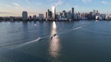 Florida, ABD 'de, Miami' de Sunset Skyline. Çarpıcı şehir manzarası. Plaj manzarası. Highrise Binaları. Florida 'da Sunset Skyline. Doğa Arkaplanı.