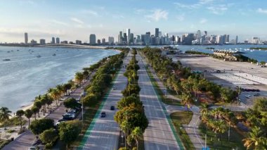 Miami Skyline, Florida 'da, ABD' de. Plaj manzarası. Şehir merkezinde. Seyahat güzergahı. Florida 'daki Miami Skyline. Doğa Deniz Burnu.