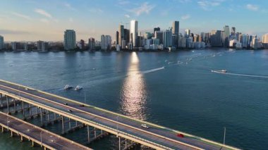 Miami Skyline, Florida 'da, ABD' de. Plaj manzarası. Şehir merkezinde. Seyahat güzergahı. Florida 'daki Miami Skyline. Doğa Deniz Burnu.