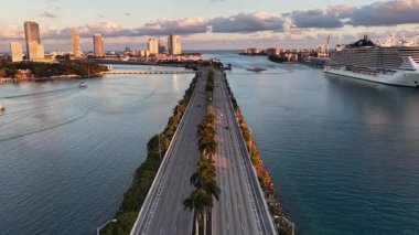 Florida 'daki Miami Beach' te Sunset Skyline. Günbatımı Biscayne Körfezi. Aydınlatılmış şehir manzarası. Şehir merkezinde. Florida 'daki Miami Beach' te Sunset Skyline. İnanılmaz Günbatımı Gökyüzü.