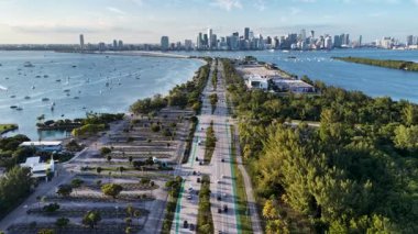 Miami Skyline, Florida 'da, ABD' de. Manzaralı Yükseliş Binaları. Güzel Skyline. Büyük Şehir Manzarası. Florida 'daki Miami Skyline. Şehir Plajı.