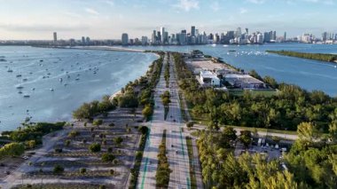 Miami Skyline, Florida 'da, ABD' de. Şehir Plajı. Bay Water Sahnesi. Şehir merkezinde. Florida 'daki Miami Skyline. Huzurlu Manzara.