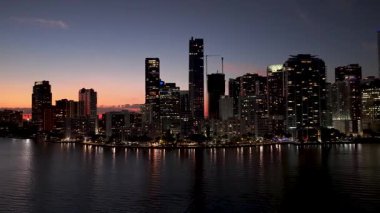 Miami Skyline, Florida 'da, ABD' de. Günbatımı Biscayne Körfezi. Aydınlatılmış şehir manzarası. Şehir merkezinde. Miami Skyline, Florida 'da, ABD' de. İnanılmaz Günbatımı Gökyüzü.