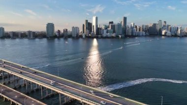 Florida, ABD 'de, Miami' de Sunset Skyline. Plaj manzarası. Liman Koyu Sahnesi. Şehir merkezinde. Florida 'da Sunset Skyline. İnanılmaz Şehir Manzarası.