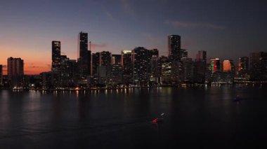 Miami 'deki Brickell Körfezi Amerika Birleşik Devletleri' nde. Günbatımı Şehri. Muhteşem Biscayne Körfezi. Şehir merkezinde. Miami 'deki Brickell Körfezi Amerika Birleşik Devletleri' nde. Yükseklik Binaları.