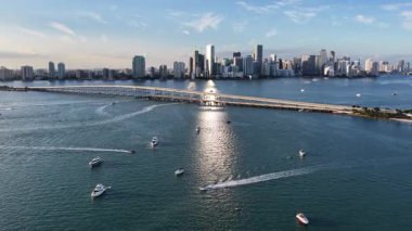 Florida, ABD 'de, Miami' de Sunset Skyline. Plaj manzarası. Şehir merkezinde. Seyahat güzergahı. Florida 'da Sunset Skyline. Doğa Deniz Burnu.