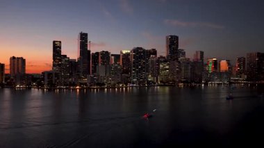 Miami Skyline, Florida 'da, ABD' de. Günbatımı Biscayne Körfezi. Aydınlatılmış şehir manzarası. Şehir merkezinde. Miami Skyline, Florida 'da, ABD' de. İnanılmaz Günbatımı Gökyüzü.