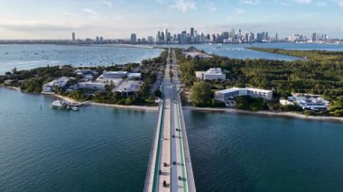 Florida 'da, Amerika' da, Miami 'de Bear Cut Köprüsü. Plaj manzarası. Liman Koyu Sahnesi. Şehir merkezinde. Florida 'daki Bear Cut Köprüsü. İnanılmaz Şehir Manzarası.