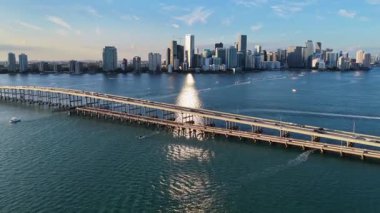 Florida, ABD 'de, Miami' de Sunset Skyline. Sunset City Skyline 'da. Şehir merkezi manzarası. Yaz Gezisi. Florida 'da Sunset Skyline. Yükseklik Binaları.