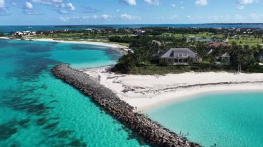 Nassau Bahama 'daki Cennet Adası' nda lahana kumsalı. Çarpıcı şehir manzarası. Plaj manzarası. Highrise Binaları. Nassau Bahama 'daki Cennet Adası' ndaki lahana plajı. Karayip Arkaplanı.