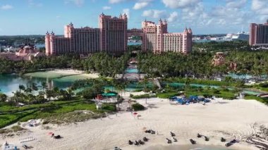 Nassau Bahama 'daki Cennet Adası' ndaki Atlantis Oteli. Plaj manzarası. Resort Scenery 'de. Şehir merkezinde. Nassau Bahamalar 'daki Atlantis Oteli. Karayip Arkaplanı.