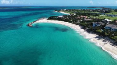 Nassau Bahama 'daki Cennet Adası' nda lahana kumsalı. Plaj manzarası. Şehir merkezinde. Seyahat güzergahı. Nassau Bahama 'daki Cennet Adası' ndaki lahana plajı. Doğa Deniz Burnu.