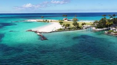 New Providence Bahamalar 'daki Nassau' da Clifton Körfezi. Karayip silueti. Plaj manzarası. Highrise Binaları. New Providence Bahamalar 'da, Nassau' daki Clifton Körfezi. Doğa Arkaplanı.