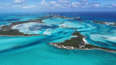 Exuma Skyline, Black Point Bahamalar 'da Exuma' da. Karayip silueti. Plaj manzarası. Mavi Suluboya 'nın tonları. Exuma Skyline In Exuma In Black Point Bahamas. Doğa Arkaplanı.