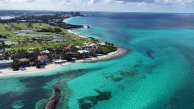 Nassau Bahamalar 'daki Cennet Adası' nda Kaçakçılar Plajı. Karayip silueti. Plaj manzarası. Highrise Binaları. Nassau Bahamalar 'daki Cennet Adası' nda Kaçakçılar Plajı. Doğa Arkaplanı.