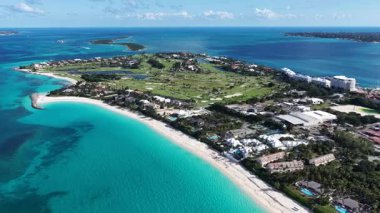 Nassau Bahamalar 'daki Cennet Adası' nda Nassau Skyline. Plaj manzarası. Şehir merkezinde. Seyahat güzergahı. Nassau Bahamalar 'daki Cennet Adası' nda Nassau Skyline. Doğa Deniz Burnu.