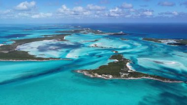 Exuma Skyline, Black Point Bahamalar 'daki Exuma Adaları' nda. Plaj manzarası. Liman Koyu Sahnesi. Mavi Suluboya 'nın tonları. Exuma Skyline Black Point Bahamalar 'daki Exuma Adaları' nda. İnanılmaz Karayip Denizi.