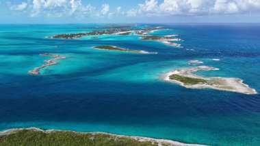 Exuma Skyline, Black Point Bahamalar 'daki Exuma Adaları' nda. Plaj manzarası. Liman Koyu Sahnesi. Mavi Suluboya 'nın tonları. Exuma Skyline Black Point Bahamalar 'daki Exuma Adaları' nda. İnanılmaz Karayip Denizi.