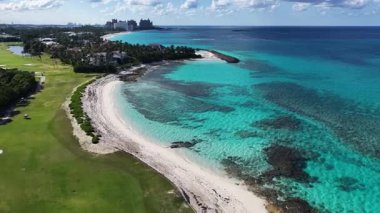 Nassau Bahamalar 'daki Cennet Adası' ndaki Arawak Sahili. Deniz Burnu Skyline. Şehir merkezi manzarası. Yaz Gezisi. Nassau Bahama 'daki Cennet Adası' ndaki Arawak Plajı. Yükseklik Binaları.