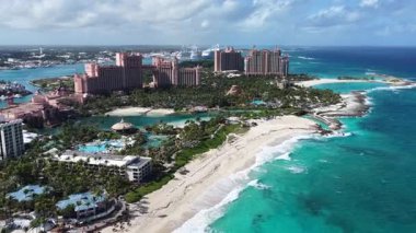 Bahamalar Nassau Bahamalar 'daki Cennet Adası' nda paraşütle atlıyor. Resort Peyzaj. Plaj manzarası. Karayip Denizi. Bahamalar Nassau Bahamalar 'ında Skyline. Doğa Deniz Burnu.