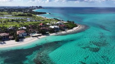 Nassau Bahamalar 'daki Cennet Adası' ndaki Arawak Sahili. Plaj manzarası. Şehir merkezinde. Seyahat güzergahı. Nassau Bahama 'daki Cennet Adası' ndaki Arawak Plajı. Doğa Deniz Burnu.