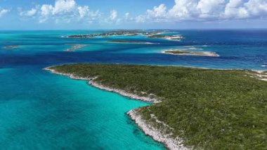 Exuma Skyline, Black Point Bahamalar 'daki Exuma Adaları' nda. Plaj manzarası. Liman Koyu Sahnesi. Mavi Suluboya 'nın tonları. Exuma Skyline Black Point Bahamalar 'daki Exuma Adaları' nda. İnanılmaz Karayip Denizi.