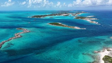 Exuma Skyline, Black Point Bahamalar 'da Exuma' da. Karayip silueti. Plaj manzarası. Mavi Suluboya 'nın tonları. Exuma Skyline In Exuma In Black Point Bahamas. Doğa Arkaplanı.