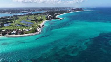 Bahamalar New Providence Bahamalar 'da Nassau' da Skyline. Plaj manzarası. Mavi Suluboya 'nın tonları. Seyahat güzergahı. Bahamalar Nassau 'da, Bahamalar' da, Bahamalar 'da. Doğa Deniz Burnu.