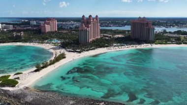 Nassau Bahamalar 'daki Cennet Adası' nda Nassau Skyline. Plaj manzarası. Şehir merkezinde. Seyahat güzergahı. Nassau Bahamalar 'daki Cennet Adası' nda Nassau Skyline. Doğa Deniz Burnu.