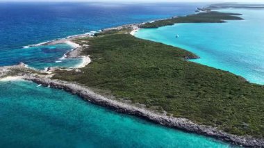 Exuma Skyline, Black Point Bahamalar 'daki Exuma Adaları' nda. Çarpıcı şehir manzarası. Plaj manzarası. Mavi Suluboya 'nın tonları. Exuma Skyline Black Point Bahamalar 'daki Exuma Adaları' nda. Karayip Arkaplanı.