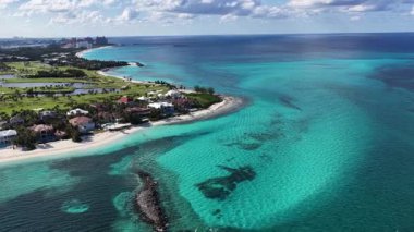 New Providence Bahamalar 'daki Paradise Island Skyline at Nassau. Deniz Burnu Skyline. Şehir merkezi manzarası. Yaz Gezisi. Nassau 'daki Paradise Island Skyline New Providence Bahamas' da. Yükseklik Binaları.