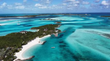 Exuma Skyline, Black Point Bahamalar 'daki Exuma Adaları' nda. Çarpıcı şehir manzarası. Plaj manzarası. Mavi Suluboya 'nın tonları. Exuma Skyline Black Point Bahamalar 'daki Exuma Adaları' nda. Karayip Arkaplanı.