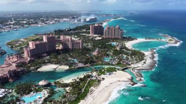 Nassau Bahama 'daki Cennet Adası' ndaki Atlantis Oteli. Plaj manzarası. Resort Scenery 'de. Şehir merkezinde. Nassau Bahamalar 'daki Atlantis Oteli. Karayip Arkaplanı.