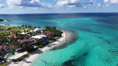 New Providence Bahamalar 'daki Nassau' da kaçakçılar plajı. Karayip silueti. Plaj manzarası. Highrise Binaları. New Providence Bahamalar 'da Nassau' da kaçakçılar plajı. Doğa Arkaplanı.