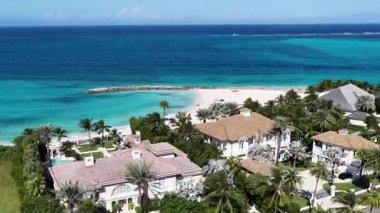 Nassau Bahama 'daki Cennet Adası' nda lahana kumsalı. Karayip silueti. Plaj manzarası. Highrise Binaları. Nassau Bahama 'daki Cennet Adası' ndaki lahana plajı. Doğa Arkaplanı.