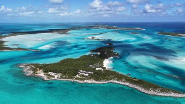 Exuma Skyline, Black Point Bahamalar 'daki Exuma Adaları' nda. Plaj manzarası. Mavi Suluboya 'nın tonları. Seyahat güzergahı. Exuma Skyline Black Point Bahamalar 'daki Exuma Adaları' nda. Doğa Deniz Burnu.