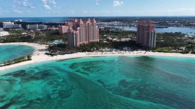 Bahamalar Nassau Bahamalar 'daki Cennet Adası' nda paraşütle atlıyor. Çarpıcı şehir manzarası. Plaj manzarası. Highrise Binaları. Bahamalar Nassau Bahamalar 'daki Cennet Adası' nda paraşütle atlıyor. Karayip Arkaplanı.