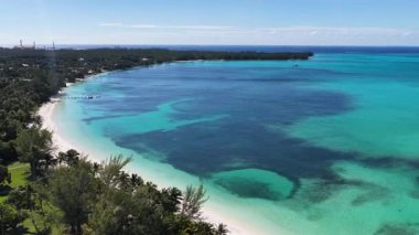 Bahamalar Nassau Bahamalar 'daki Cennet Adası' nda paraşütle atlıyor. Çarpıcı şehir manzarası. Plaj manzarası. Highrise Binaları. Bahamalar Nassau Bahamalar 'daki Cennet Adası' nda paraşütle atlıyor. Karayip Arkaplanı.