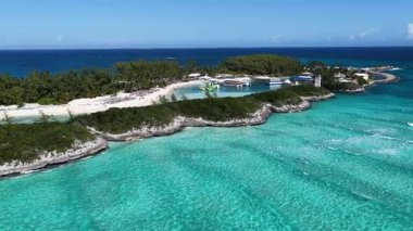 New Providence Bahamalar 'daki Nassau' daki Mavi Göl Adası. Plaj manzarası. Mavi Suluboya 'nın tonları. Seyahat güzergahı. New Providence Bahamalar 'daki Nassau' daki Mavi Göl Adası. Doğa Deniz Burnu.