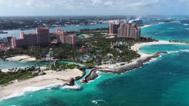 Atlantis Hotel Nassau, New Providence Bahama 'da. Resort Peyzaj. Plaj manzarası. Karayip Denizi. New Providence Bahamas 'daki Atlantis Oteli. Doğa Deniz Burnu.