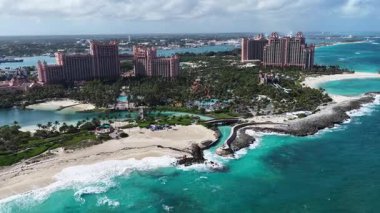 Nassau Bahama 'daki Cennet Adası' ndaki Atlantis Oteli. Plaj manzarası. Resort Scenery 'de. Şehir merkezinde. Nassau Bahamalar 'daki Atlantis Oteli. Karayip Arkaplanı.