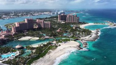 Nassau Bahama 'daki Cennet Adası' ndaki Atlantis Oteli. Plaj manzarası. Resort Scenery 'de. Şehir merkezinde. Nassau Bahamalar 'daki Atlantis Oteli. Karayip Arkaplanı.