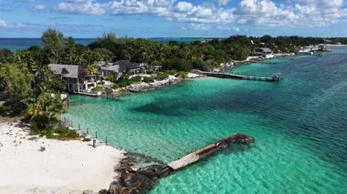 Bahamalar New Providence Bahamalar 'da Nassau' da Skyline. Plaj manzarası. Liman Koyu Sahnesi. Şehir merkezinde. Bahamalar Nassau 'da, Bahamalar' da, Bahamalar 'da. İnanılmaz Karayip Denizi.