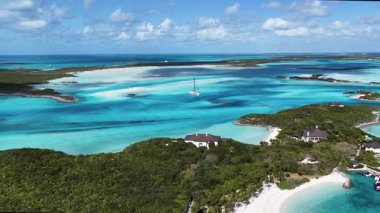 Exuma Skyline, Black Point Bahamalar 'daki Exuma Adaları' nda. Plaj manzarası. Liman Koyu Sahnesi. Mavi Suluboya 'nın tonları. Exuma Skyline Black Point Bahamalar 'daki Exuma Adaları' nda. İnanılmaz Karayip Denizi.