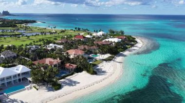 Nassau Bahamalar 'daki Cennet Adası' nda Kaçakçılar Plajı. Karayip Sahili. Tropik Manzara. Çarpıcı Yükseliş Binaları. Nassau Bahamalar 'daki Cennet Adası' nda Kaçakçılar Plajı. Yaz Seyahati.