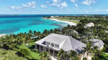 Nassau Bahama 'daki Cennet Adası' nda lahana kumsalı. Plaj manzarası. Şehir merkezinde. Seyahat güzergahı. Nassau Bahama 'daki Cennet Adası' ndaki lahana plajı. Doğa Deniz Burnu.