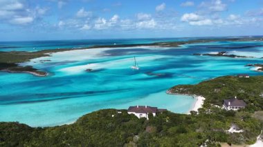 Exuma Skyline, Black Point Bahamalar 'da Exuma' da. Deniz Burnu Skyline. Mavi peyzajın gölgeleri. Yaz Gezisi. Exuma Skyline In Exuma In Black Point Bahamas. Yükseklik Binaları.